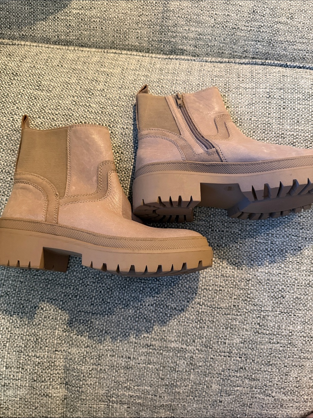 NEW Lucky Brand Eabile Tan Leather Chunky Lug Sole Chelsea Boots Side Zip Size 6